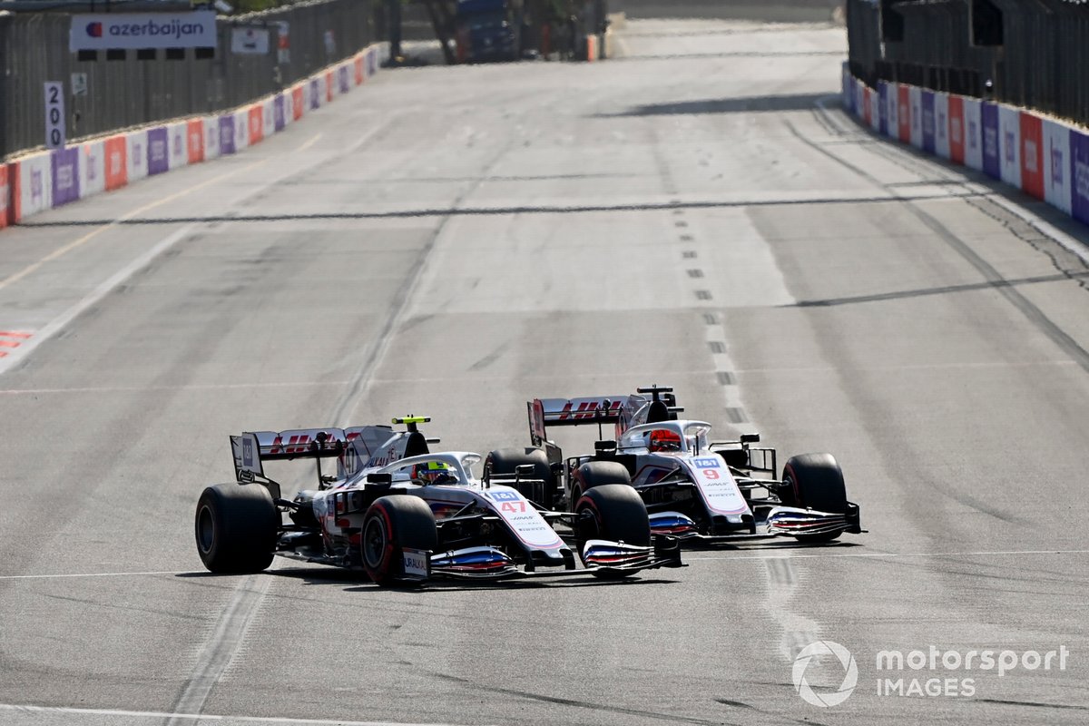 Мик Шумахер сражается с Никитой Мазепиным, Haas VF-21