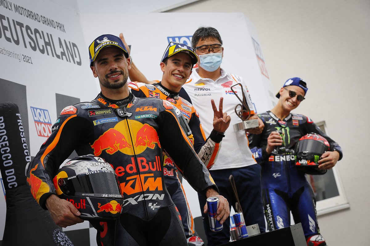 Podium MotoGP Jerman 2021: pemenang Marc Marquez, Repsol Honda Team, runner-up Miguel Oliveira, Red Bull KTM Factory Racing, peringkat ketiga Fabio Quartararo, Yamaha Factory Racing.