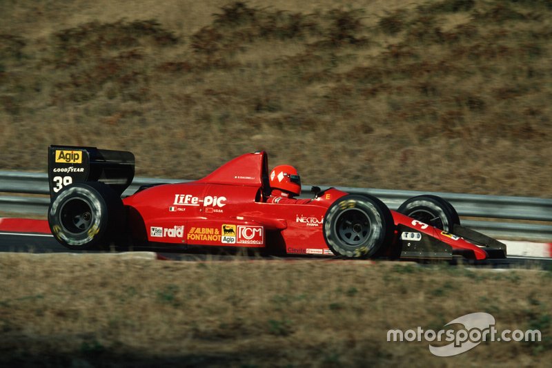 Bruno Giacomelli saat turun di GP Hungaria 1990 dengan sasis Life F190.