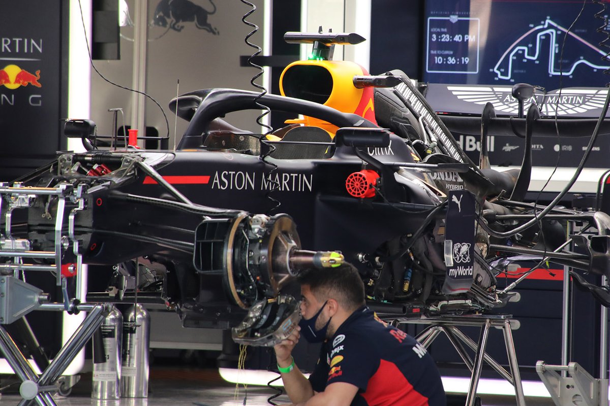 Сборка Red Bull RB16 Макса Ферстаппена в гараже