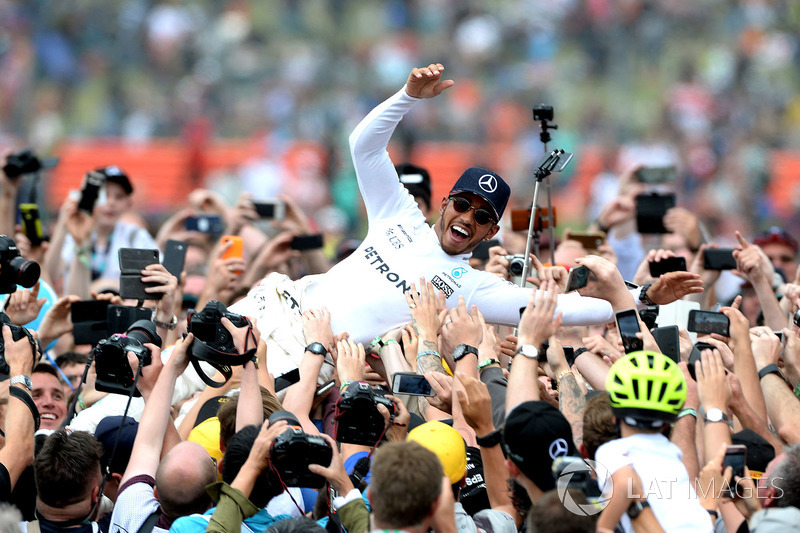 Lewis Hamilton'ın fanlarıyla buluşma anı