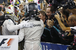 Ніко Росберг, Mercedes AMG F1, святкує в закритому парку після фінішу на другому місці і здобуття пе