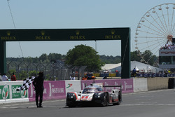 Sieg für #2 Porsche LMP Team Porsche 919 Hybrid: Timo Bernhard, Earl Bamber, Brendon Hartley