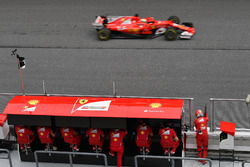 Sebastian Vettel, Ferrari SF70H supera il muretto box Ferrari