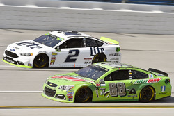 Dale Earnhardt Jr., Hendrick Motorsports Chevrolet y Brad Keselowski, Team Penske Ford