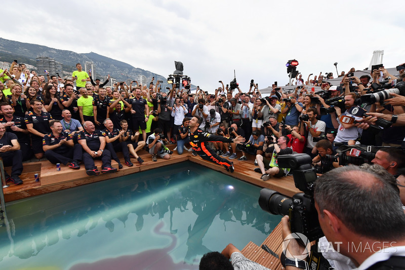 Yarış galibi Daniel Ricciardo, Red Bull Racing, Red Bull Energy Station havuzuna atlıyor