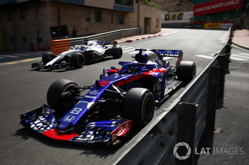 Brendon Hartley, Toro Rosso STR13, passes Lance Stroll, Williams FW41