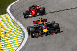 Max Verstappen, Red Bull Racing RB13, Kimi Raikkonen, Ferrari SF70H
