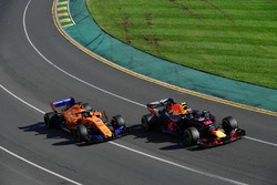 Макс Ферстаппен, Red Bull Racing RB14, и Фернандо Алонсо, McLaren MCL33
