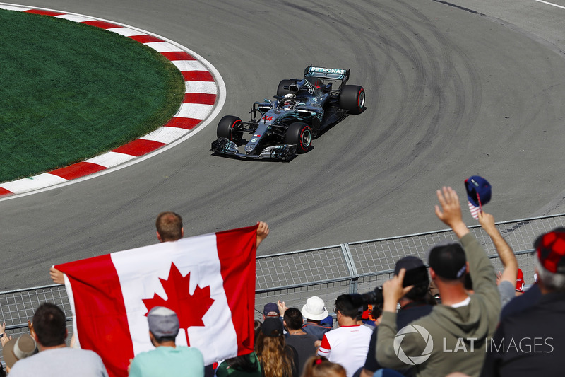 Lewis Hamilton, Mercedes AMG F1 W09, waves to fans