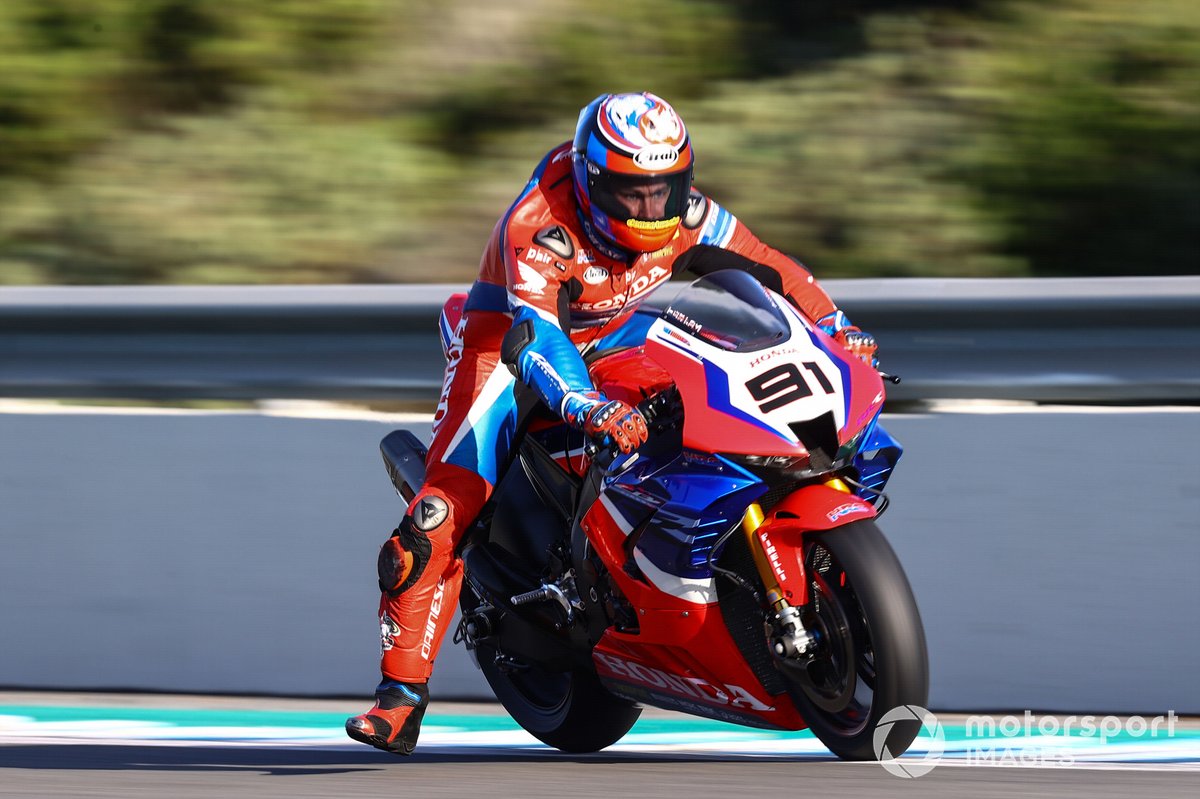 Leon Haslam, Team HRC, mampu menunjukkan potensi Honda CBR1000RR-R pada hari pertama tes resmi WSBK di Barcelona.