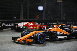 Stoffel Vandoorne, McLaren MCL32 ve kazalı Sebastian Vettel, Ferrari SF70H