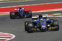 Pascal Wehrlein, Sauber C36-Ferrari, Carlos Sainz Jr., Scuderia Toro Rosso STR12