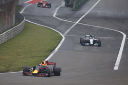 Max Verstappen, Red Bull Racing RB13; Valtteri Bottas, Mercedes AMG F1 W08, fahren aus der Boxengass