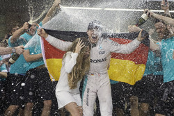 Ніко Росбергg, Mercedes AMG F1 святкує чемпіонство з дружиною Вівіан Rта командою