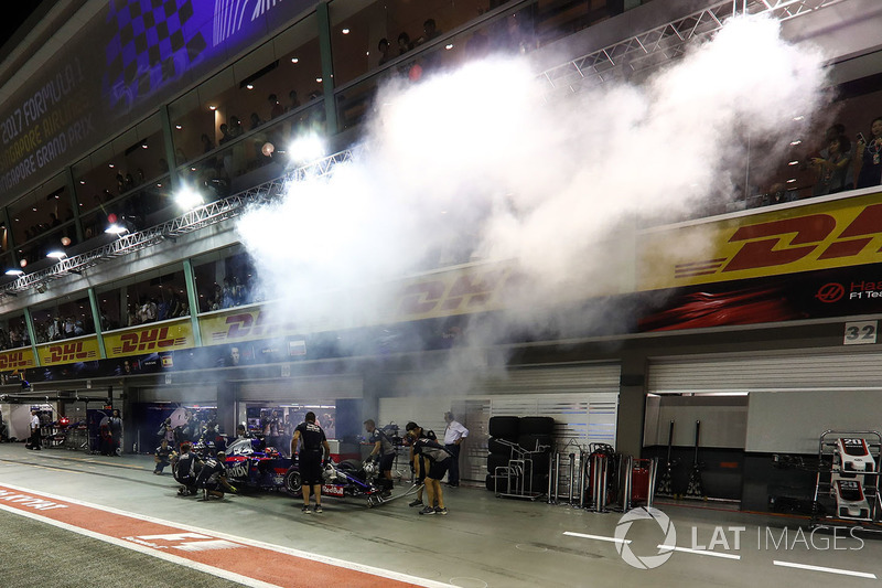 Daniil Kvyat, Scuderia Toro Rosso STR12 in the pits