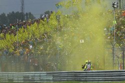 Valentino Rossi, Yamaha Factory Racing op de scooter na zijn crash