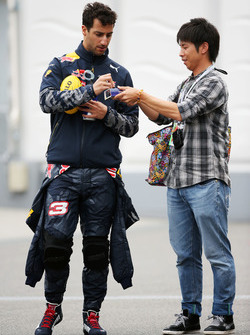 Daniel Ricciardo, Red Bull Racing signeert handtekeningen voor de fans