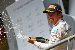 Podium: Racewinnaar Nico Rosberg, Mercedes AMG F1 viert feest met champagne op het podium