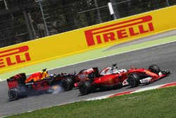 Daniel Ricciardo, Red Bull Racing RB12 y Sebastian Vettel, Ferrari SF16-H