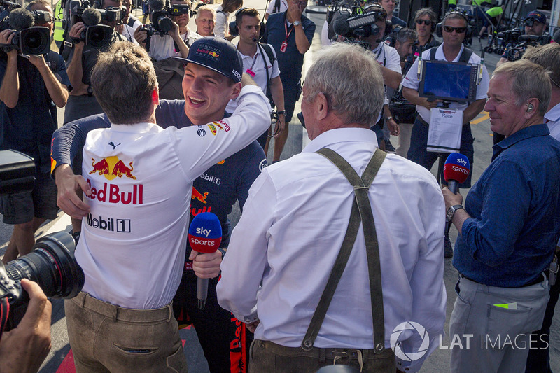 Racewinnaar Max Verstappen, Red Bull Racing met Christian Horner, Red Bull Racing Teambaas en Dr Helmut Marko, Red Bull Motorsport Consultant