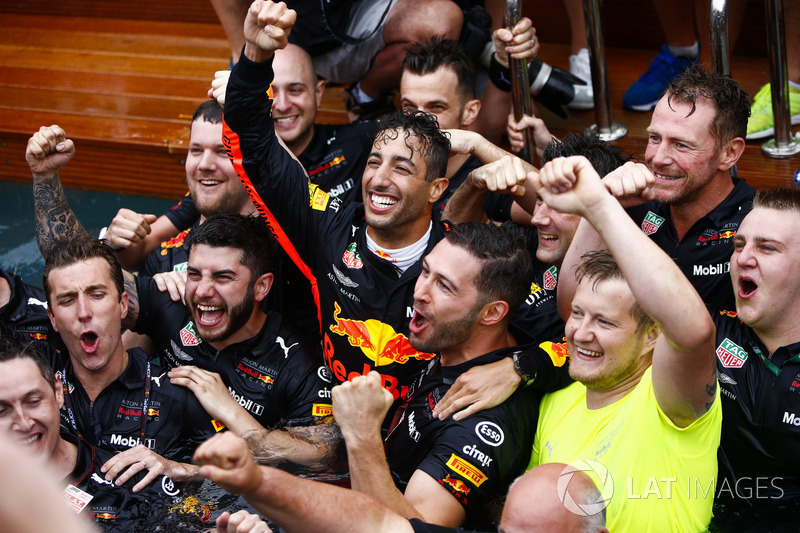 A Red Bull fergeteges monacói medencés partija
