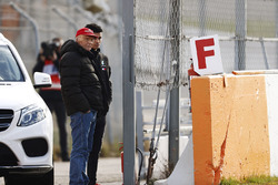 Niki Lauda, presidente non-esecutivo Mercedes AMG F1, Pascal Wehrlein, osservano da bordo pista