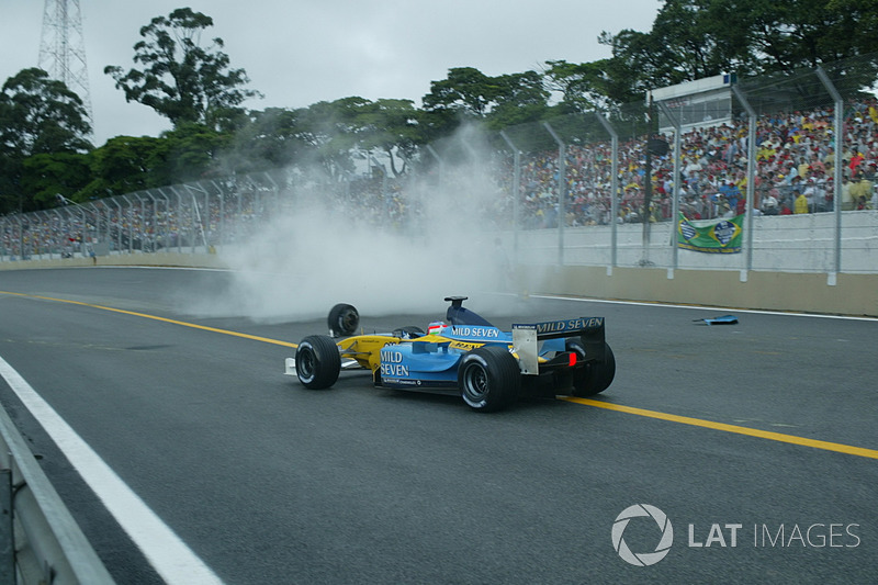 Jarno Trulli, Renault Renault F1 Team R23, pasa el coche averiado de su compañero