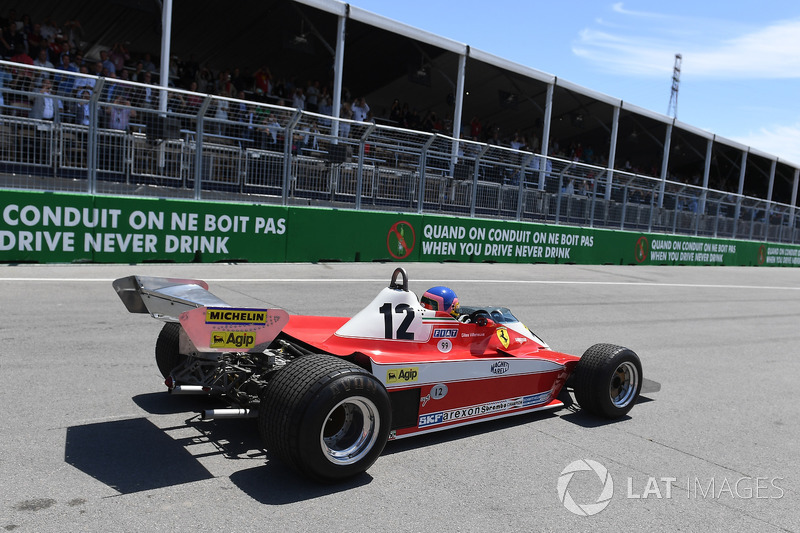 Jacques Villeneuve, babasının 1978 Kanada GP'yi kazandığı Ferrari 312T3'ü sürüyor