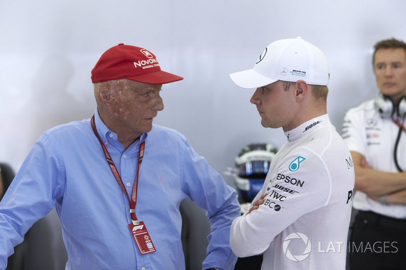 Niki Lauda, président non exécutif, Mercedes AMG, avec Valtteri Bottas, Mercedes AMG F1