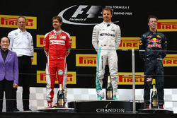 Podium: Sieger Nico Rosberg, Mercedes AMG F1 Team, Platz zwei Sebastian Vettel, Ferrari, Platz drei