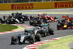 Ніко Росберг, Mercedes AMG F1 W07 Hybrid попереду Льюіса Хемілтона, Mercedes AMG F1 W07 Hybrid, на с