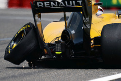Kevin Magnussen, Renault Sport F1 Team RS16 with a punctured left rear Pirelli tyre