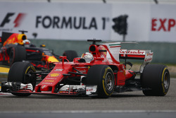 Sebastian Vettel, Ferrari SF70H, y Daniel Ricciardo, Red Bull Racing RB13