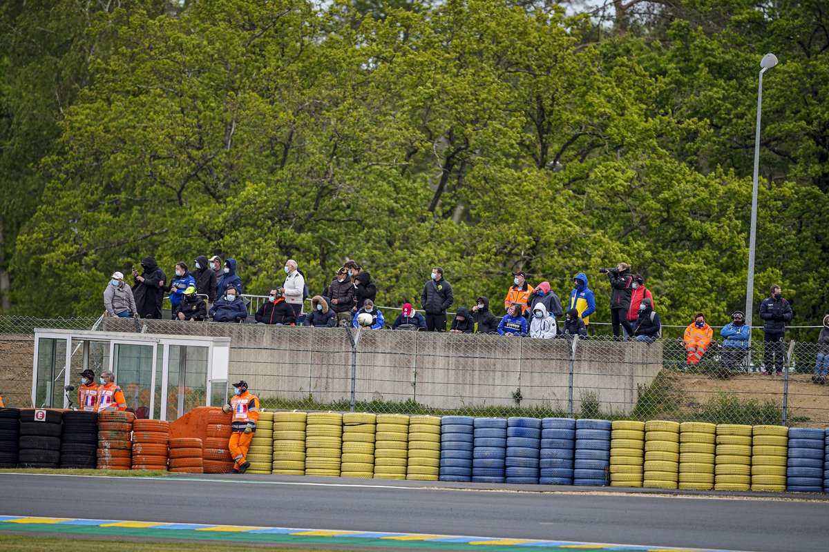 Des fans à l'extérieur du circuit