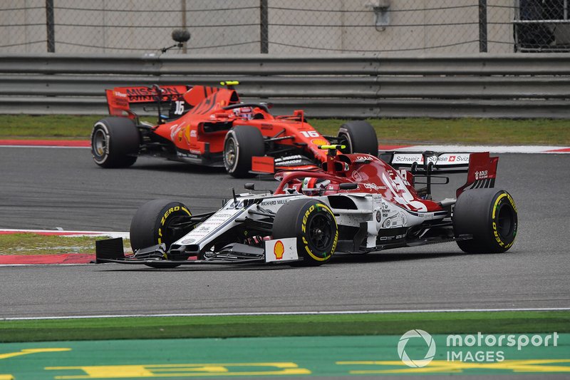 Antonio Giovinazzi, Alfa Romeo Racing C38, devant Charles Leclerc, Ferrari SF90