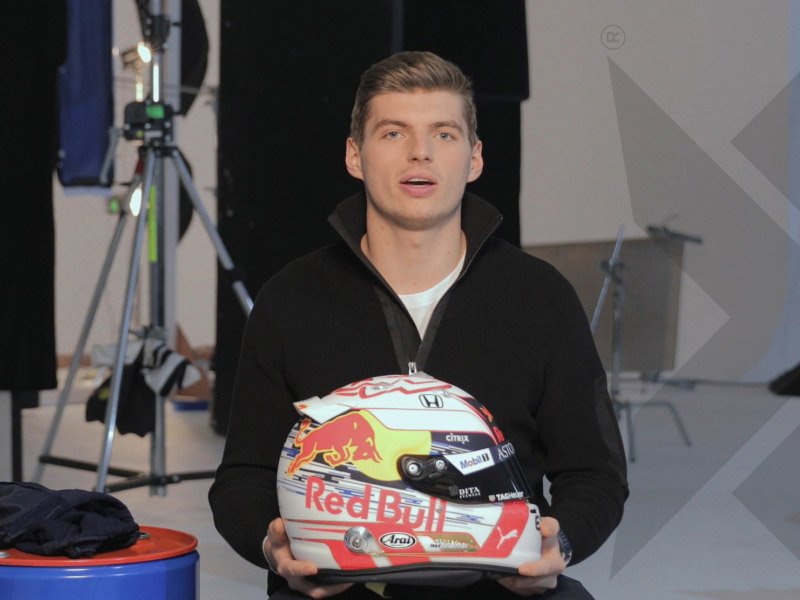 Max Verstappen 2019 kask tasarımını tanıtıyor