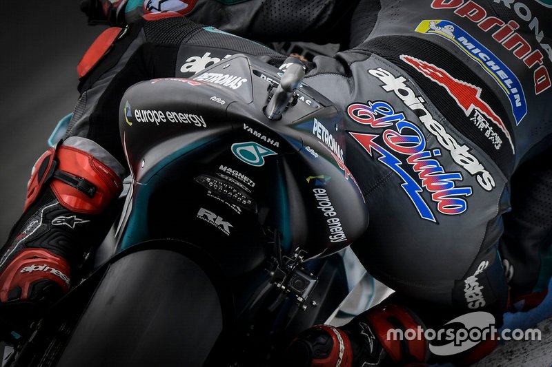 Gros plan sur l'arrière de la moto de Fabio Quartararo, Petronas Yamaha SRT