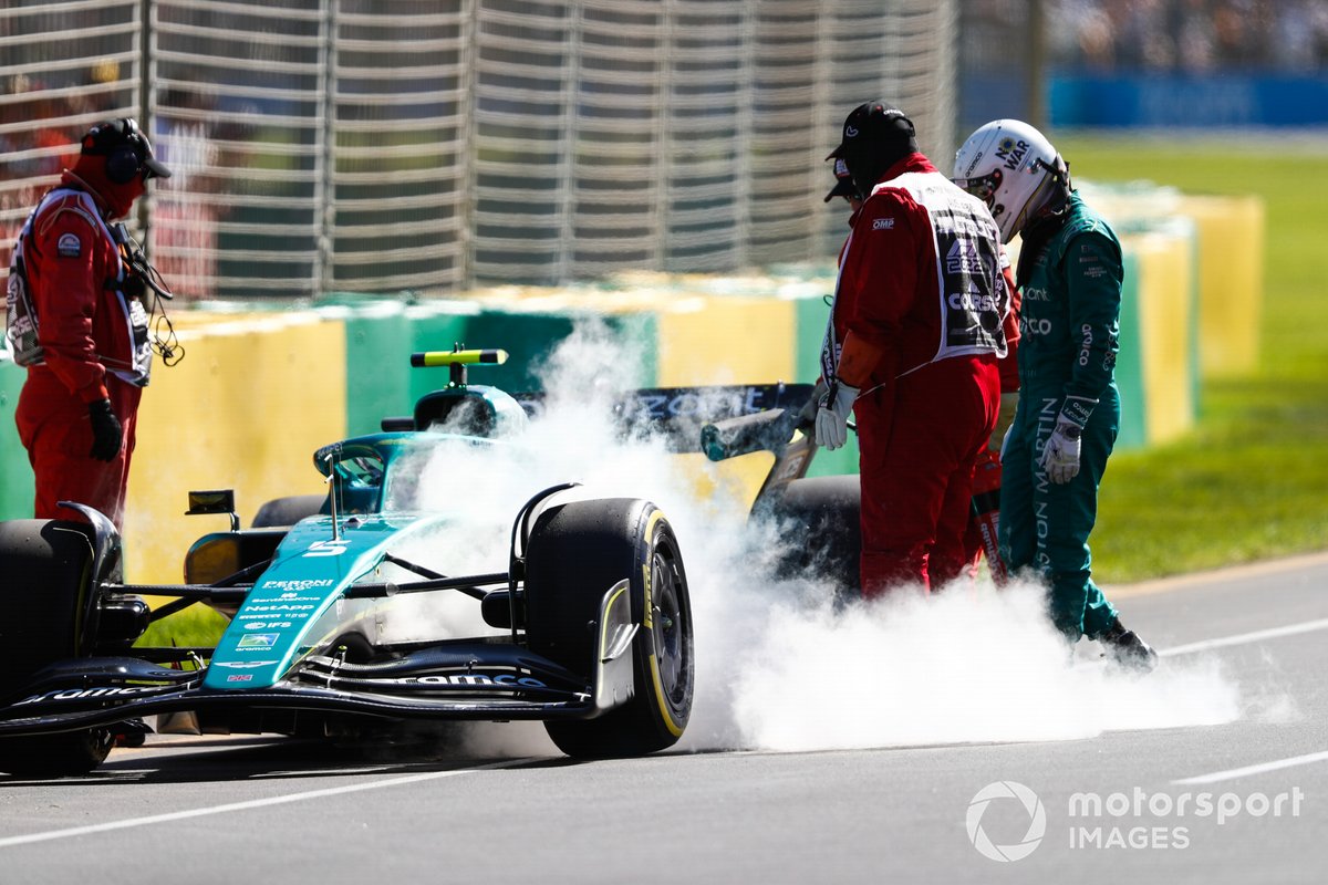 Sebastian Vettel blust zijn auto in Australië.