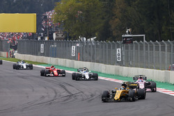 Carlos Sainz Jr., Renault Sport F1 Team RS17, Sergio Perez, Sahara Force India F1 VJM10, Felipe Mass