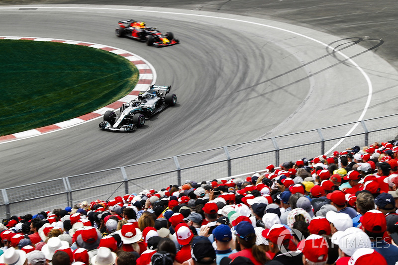 Валттері Боттас, Mercedes AMG F1 W09, попереду Макса Ферстаппена, Red Bull Racing RB14