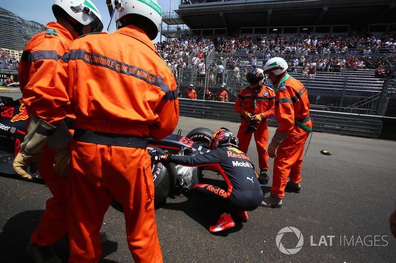 Max Verstappen, Red Bull Racing RB14, dopo l'incidente