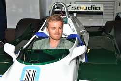 Nico Rosberg, babası Keke Rosberg'in kullandığı Williams FW08 aracında