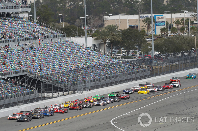 Старт, #10 Wayne Taylor Racing Cadillac DPi, P: Ренгер ван дер Занде, Джордан Тейлор, Райан Хантер-