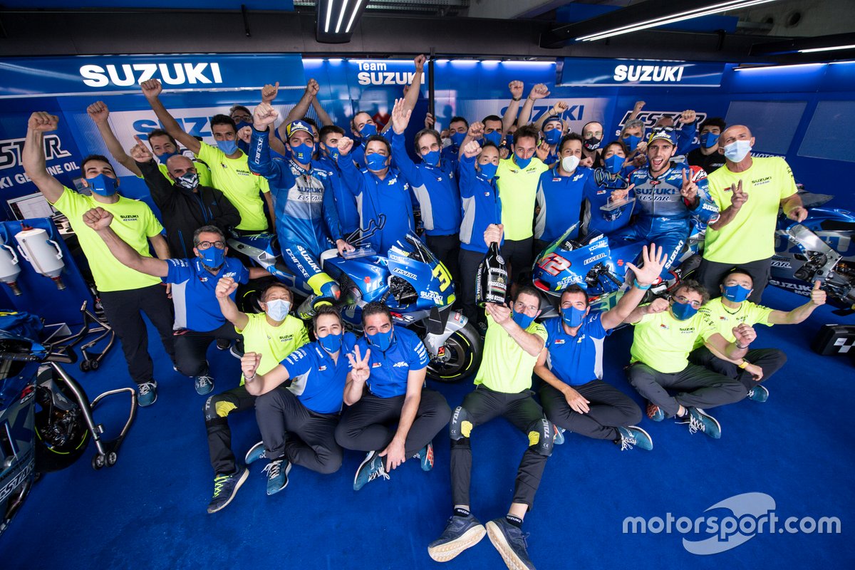 Joan Mir, Alex Rins and Team Suzuki MotoGP merayakan kemenangan.