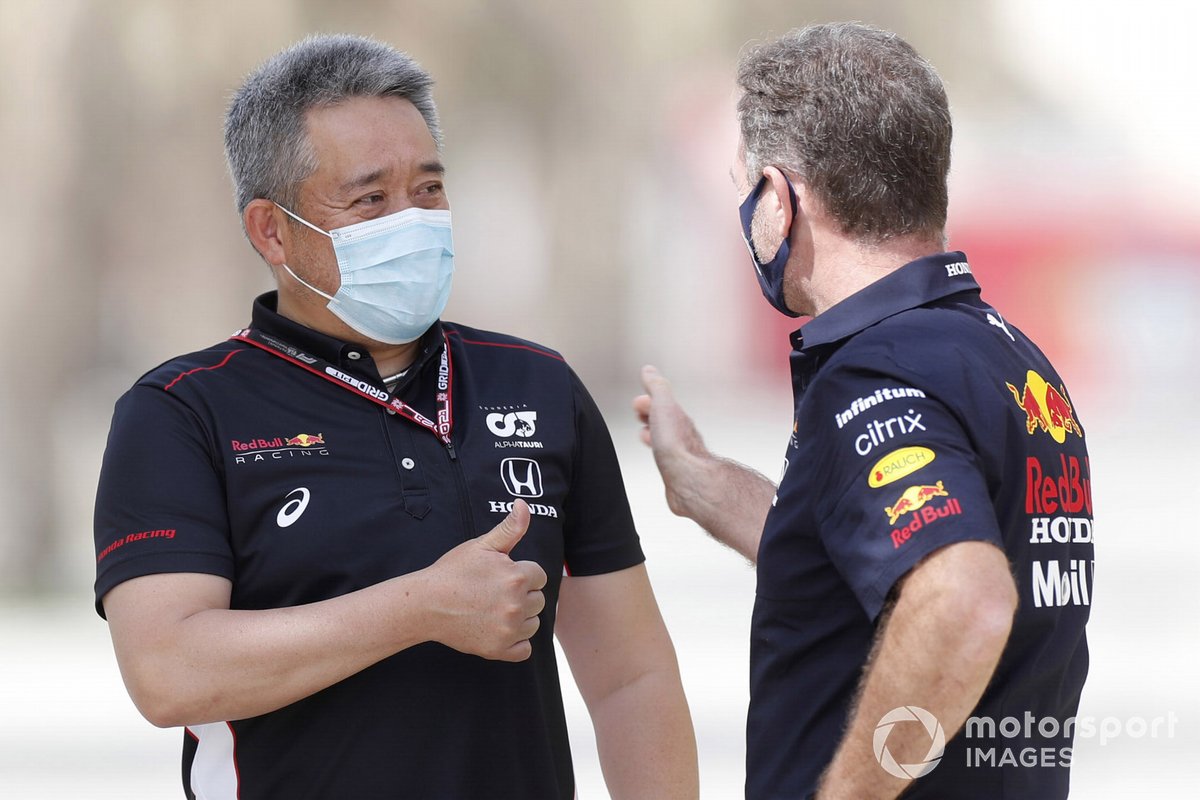 Masashi Yamamoto, director general de Honda Motorsport, con Christian Horner, director del equipo Red Bull Racing