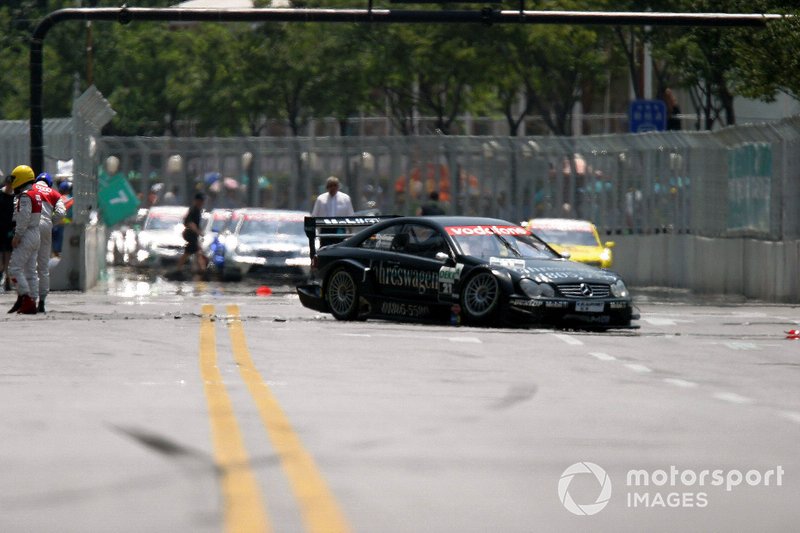 Поврежденный AMG Mercedes Benz CLK DTM Бернда Майландера