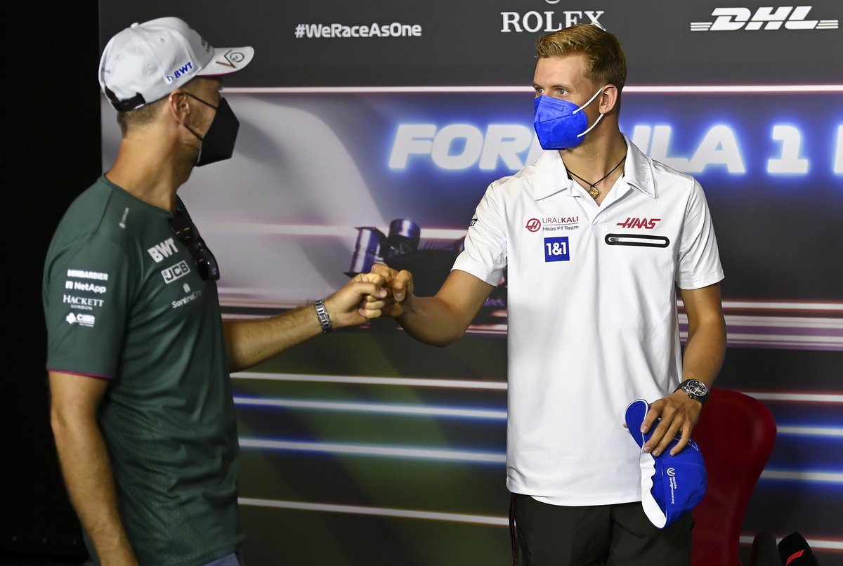 Sebastian Vettel, Aston Martin y Mick Schumacher, Haas F1en la conferencia de prensa.