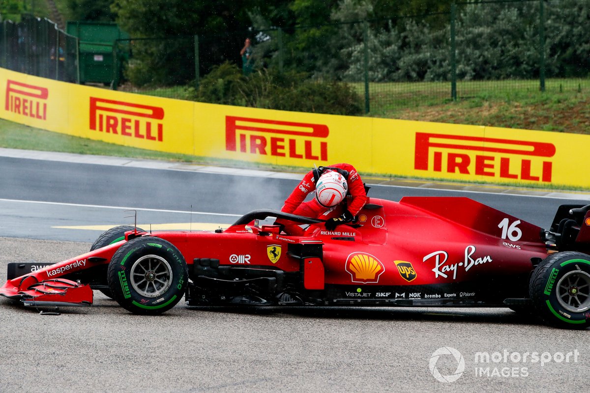 Charles Leclerc, Ferrari SF21, keluar dari kokpit mobil di lomba F1 GP Hungaria 2021 setelah sebelumnya terlibat kecelakaan.