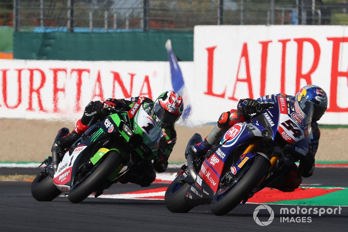 Toprak Razgatlioglu, PATA Yamaha WorldSBK Team berduel ketat dengan Jonathan Rea, Kawasaki Racing Team WorldSBK pada Superpole Race WSBK Prancis.